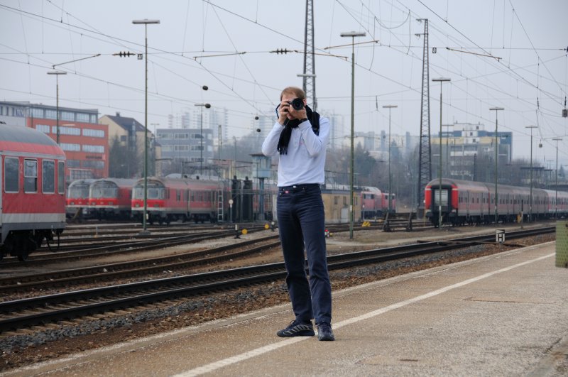 Das Re-Foto zu den Gruppenbildern mit Bgelfalte. Unser freundlicher Tf beim  Festhalten  der Fotografen whrend des Bahnbilder-Treffens.(Regensburg, 14.03.09)