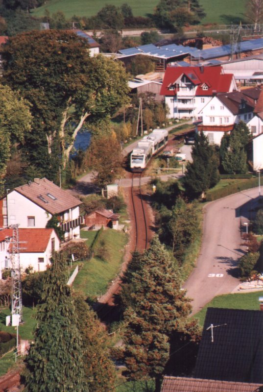 Das Regioshuttle RS1 der Ortenau-S-Bahn auf der Kinzigtalbahn bei Wolfach. Der Ort Kinzigtal-Halbmeil wird hier bei Km 9,0 an einem 
schnen Sommertag durchfahren. 