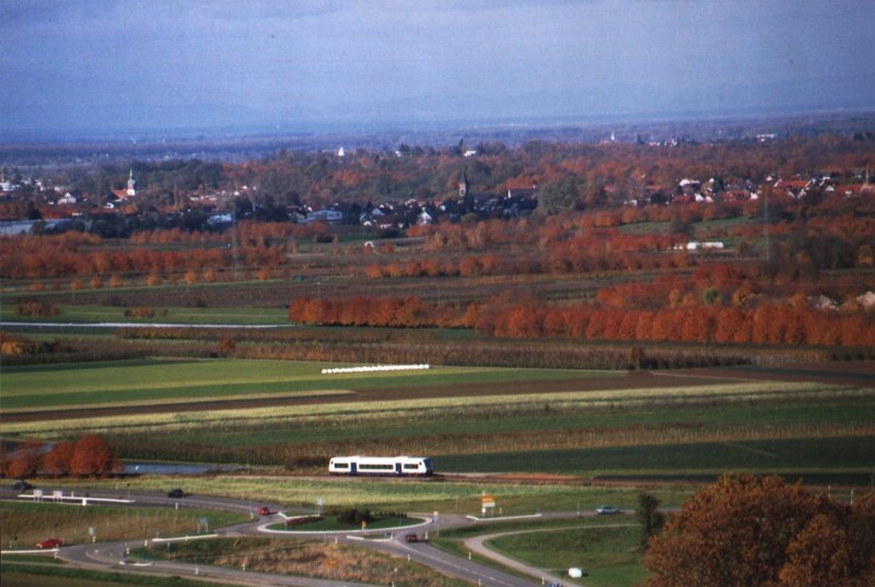 Das Regioshuttle RS1 der Ortenau-S-Bahn auf der Renchtalbahn zwischen Appenweier und Oberkirch. Hier blickt der Betrachter Richtung Nordwest ins Rheintal und erkennt ebenfalls die Vogesen des Elsa (F) im Hintergrund. 