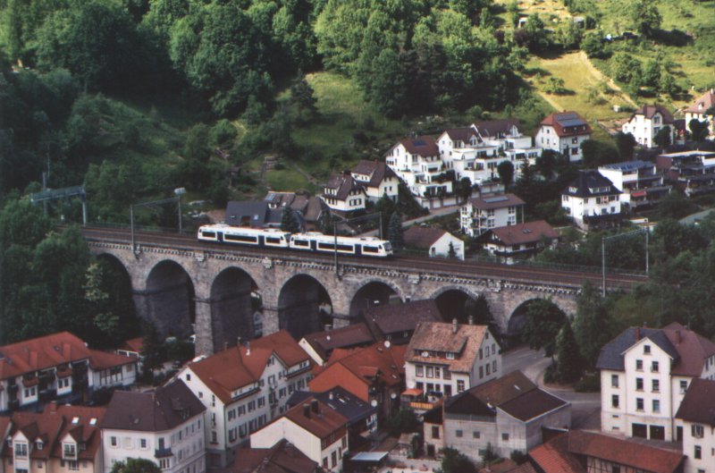 Das Regioshuttle RS1 der  Ortenau-S-Bahn auf der Schwarzwaldbahn IV : Auf dem Reichenbach-Viadukt in Hornberg, bei Streckenkilometer 42,3
