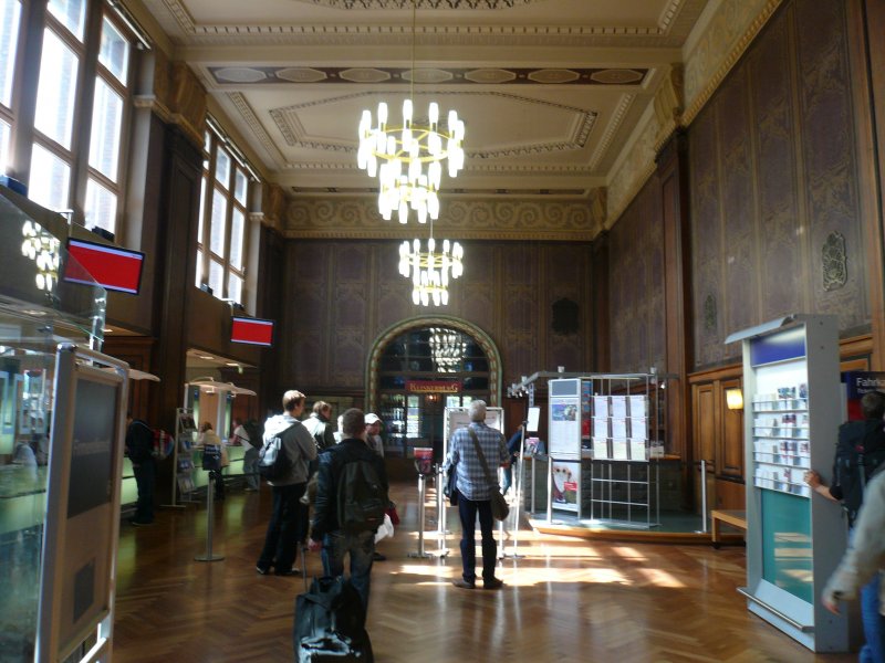 Das Reisecenter im Oldenburger Hbf im ehemaligen Wartesaal 1. und 2. Klasse am 5.9.2008