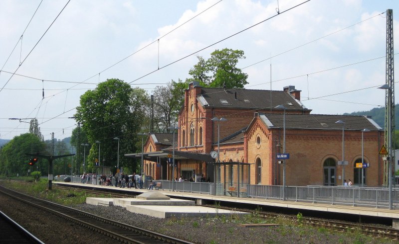 Das renovierte Bahnhofsgeb�ude von Hann. M�nden am 2.05.09 mit einigen Radfahrern.