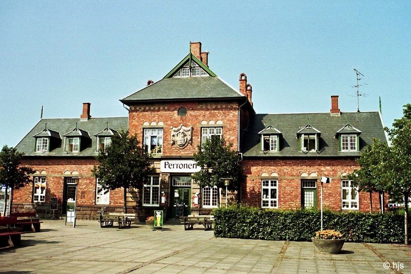 Das Restaurant in diesem Gebude in der Nhe des Hafens von Rnne auf der Insel Bornholm heit nicht von ungefhr  Perronen  ( Bahnsteig ). Dies war einmal der Bahnhof der Inselhauptstadt. 1968 fuhr hier der letzte Zug, seitdem ist Bornholm eisenbahnfrei. Ein Besuch der Insel lohnt sich trotzdem immer! (Aufnahme von August 1997).