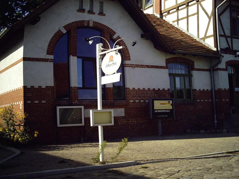 Das restaurierte Empfangsgebude Karnin auf der Ostseeinsel Usedom. Dort befindet sich ein kleines, aber feines Museum, welches an die Zeit der Bderbahn erinnert.