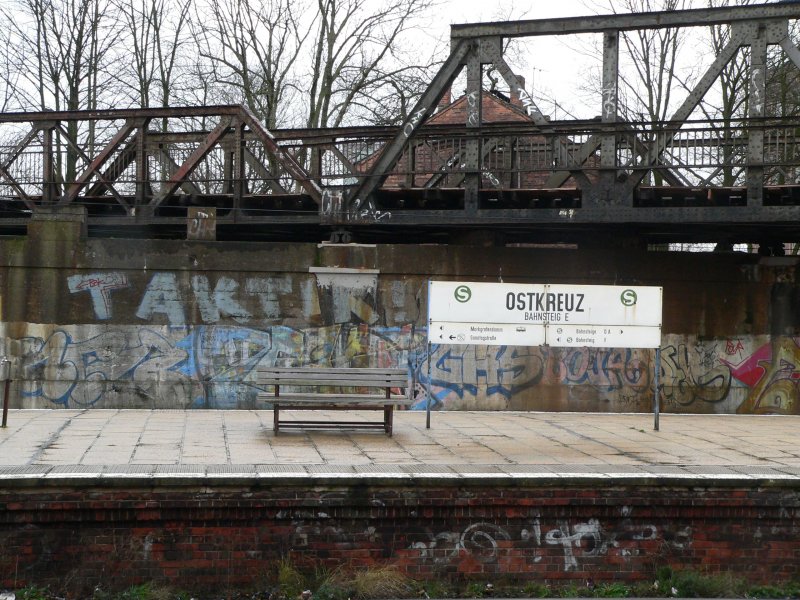 Das Schild und die Bank hatten es mir an diesem Tag irgendwie angetan, sie sind auf meinen Ostkreuz-Fotos mehrmals mit und ohne S-Bahnen zu sehen. Die Bank ist auf dem Bahnsteig der S3. 21.1.2007