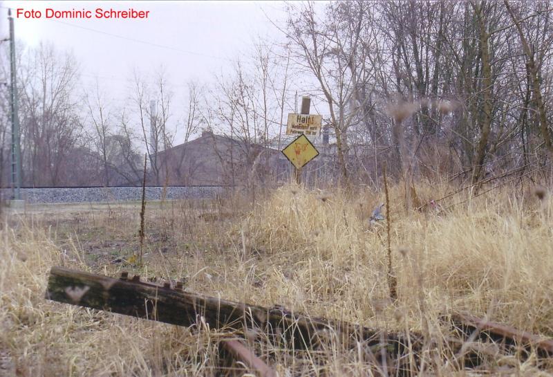 Das Schild mit dem Aufdruck ?HALT! Weiterfahrt wenn Fahrweg fei ist?, ist hier an ?richtiger? Stelle. Hier kann man warten bis man stirbt, weil vor dem Schild die Gleise enden  die im Vordergrund zusehen sind und im Hintergrund die neue Strecke zusehen ist. Aufgenommen am 27.03.2005.