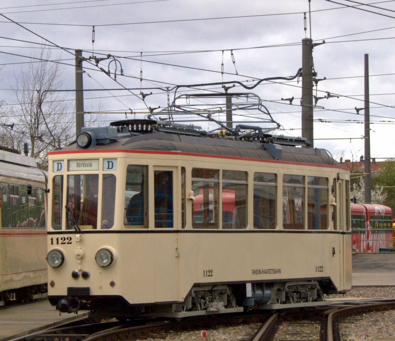 Das Schmuckst�ck der Bahnfreunde Rhein-Neckar-Pfalz ist wohl der RHB-Wagen 1122. Zulassung hat er zwar noch keine, in Rheing�nheim durfte er am 16.03.08 trotzdem an die Frische Luft.