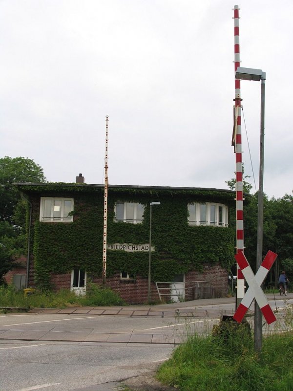 Das schne Stellwerk von Friedrichstadt (Schleswig Holstein) am 21-6-2007.