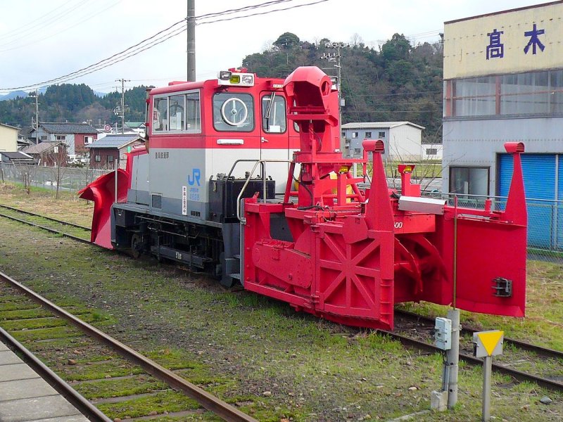 Das Schneeräumungsfahrzeug JR 4628 von der Schleuderseite her aufgenommen. Hamasaka, 27.Februar 2009. 