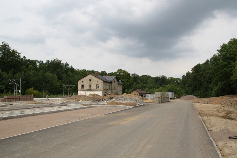 Das schne Empfangsgebude des Bahnhofs Klingenberg-Colmnitz am 15.06.09 vom Bahnhofs-Vorplatz aus gesehen. Es hat auch schon bessere Zeiten gesehen.