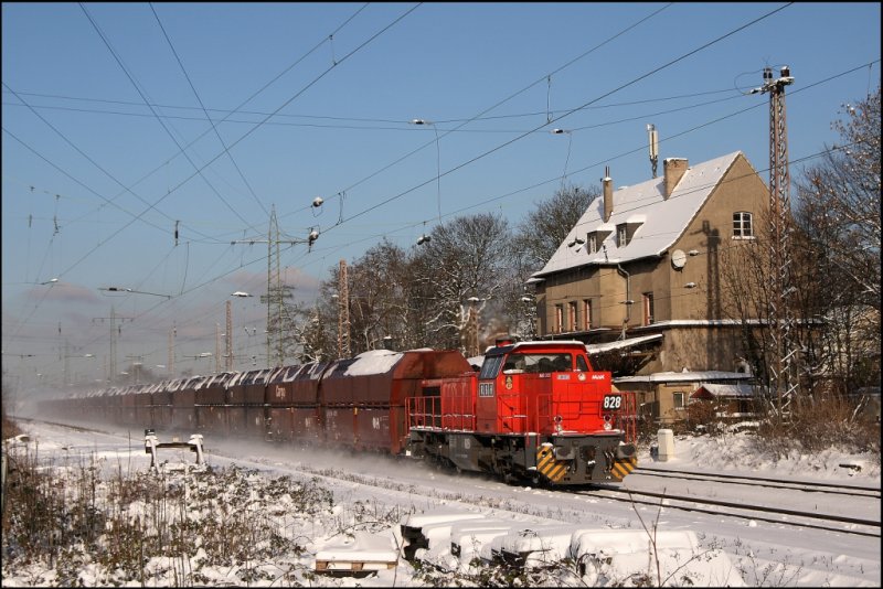 Das schnste Bild des Tagesausfluges war sicherlich das hier: Lok 828 G1206 der RBH durchfhrt bei Sonnenschein und Pulverschnee den ehemaligen Bahnhof Ratingen-Lindorf. (05.01.2009)
