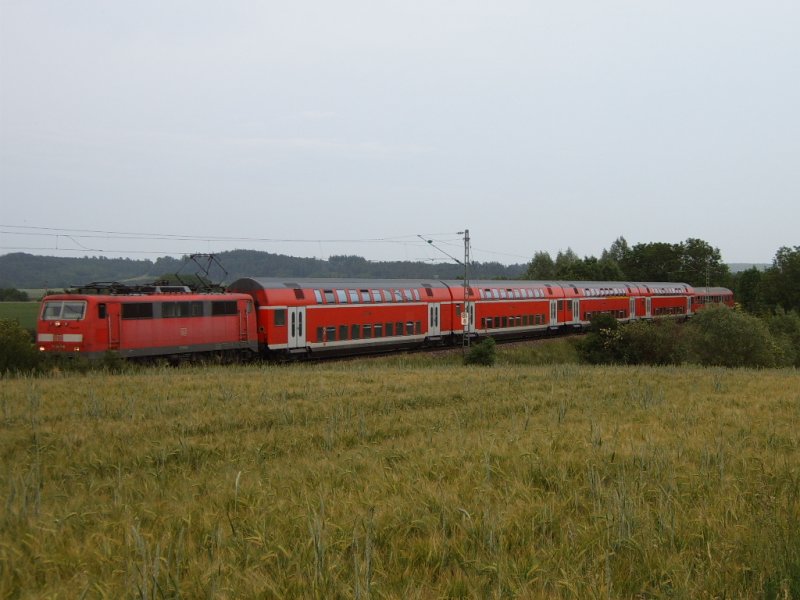 Das Schweinchen fhrt am 26.05.07 den RE 4198 von Mnchen HBF nach Stuttgart HBF, hier am Streckenkilometer 81,7 der Riesbahn (KBS 995). Nchster Halt ist Goldshfe.