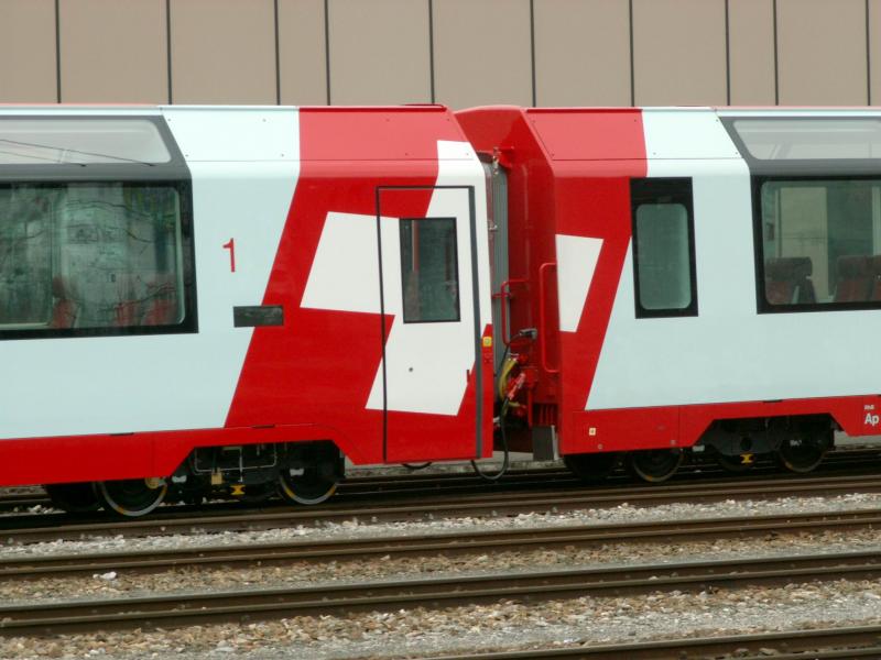 Das Schweizerkreuz prangt an den Wagenenden der neuen Glacierexpress Panoramawagen.Landquart 20.02.06
