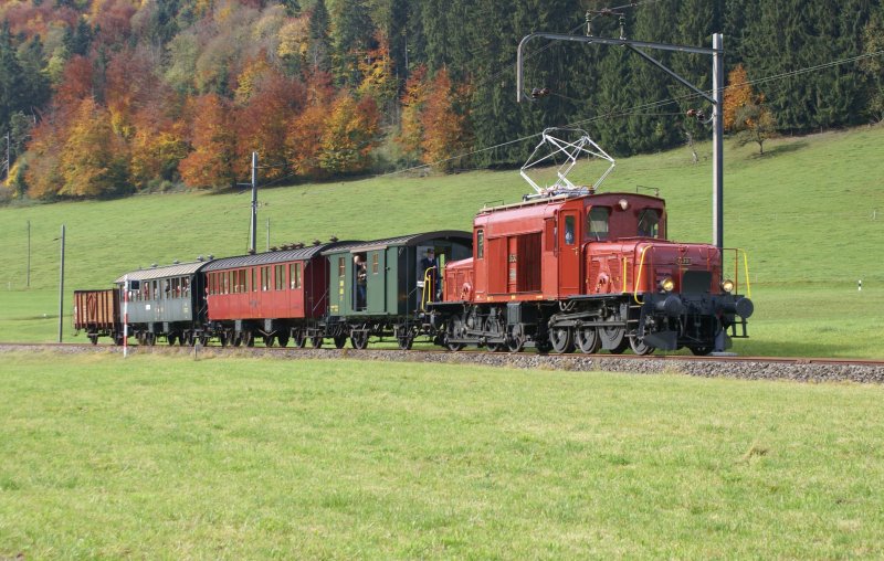 Das Seetalkrokodil De 6/6 15301 fhrt mit einem historischen Zug von Bretswil Richtung Neuthal. Das Foto entstand am 12.10.08. 