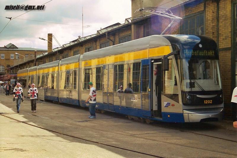 Das ist sie also, die lngste Straenbahn der Welt mit 45,02m Lnge, der classic XXL 1202  Birmingham  in Leipzig/Lindenau am 17.09.2005 zum Herbstauftakt.