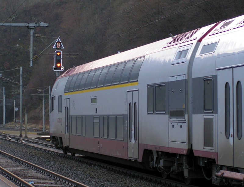 Das Signal steht auf freie Fahrt. Steuerwagen 014, geschoben von E-Lok 4020, kann die Fahrt in Richtung Ettelbrck aufnehmen.  Kautenbach am 06.01.08  