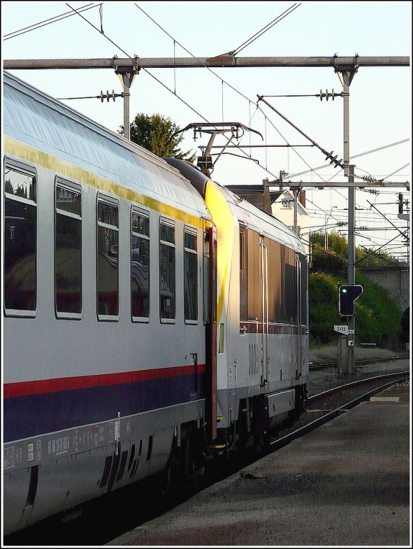 Das Signal steht auf grn und es kann losgehen morgens um halb sieben in Gouvy fr die 3009 in Richtung Lige Guillemins und fr uns von dort weiter nach Bruxelles Midi zum Bahnbildetreffen am 30.05.09. Die Sonne lieferte schon einen kleinen Vorgeschmack auf einen herrlichen Tag. (Jeanny)