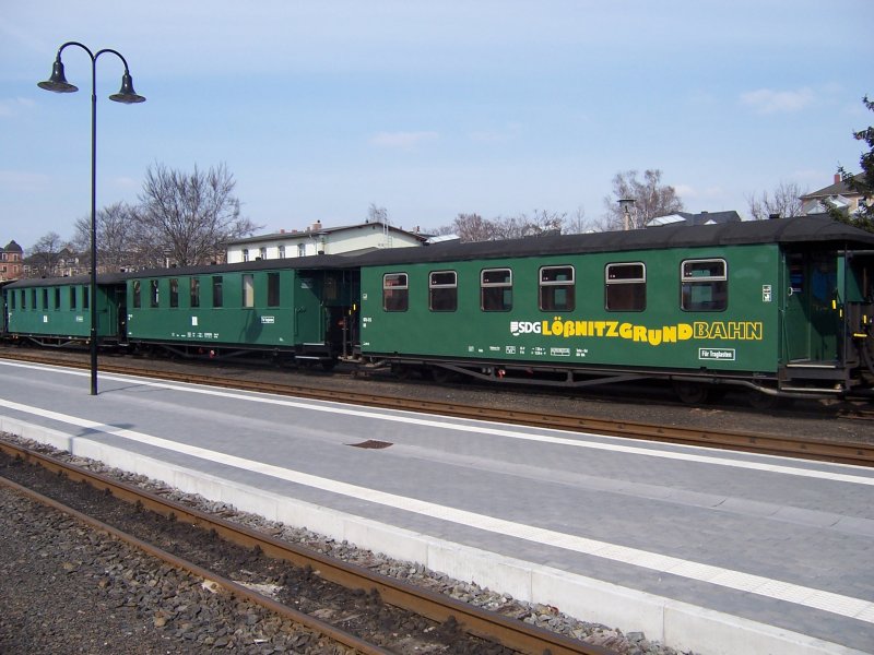 Das sind die aktuellen Wagen der Lsnitzgrundbahn, links die nicht modernisierten, rechts die modernisierten.