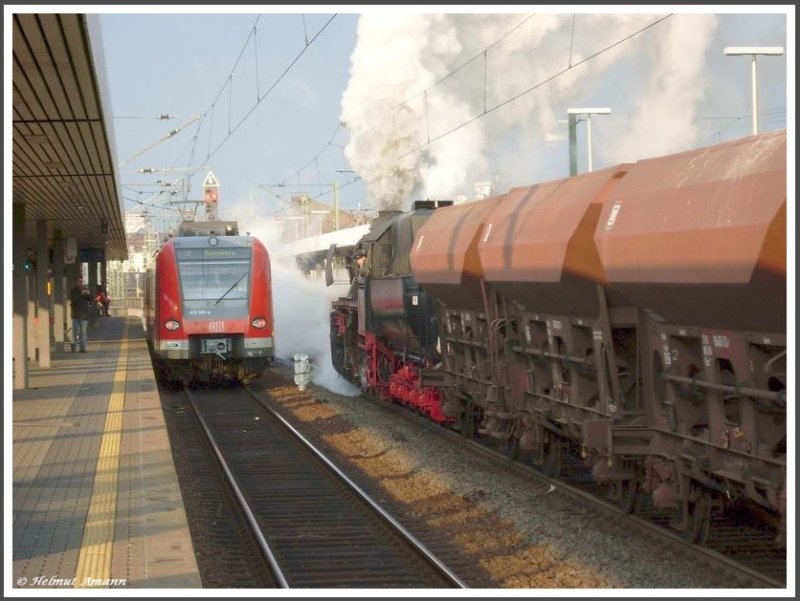 Das sind die ersten Aufnahmen aus meiner neuen Kamera, die ich auf bahnbilder.de zeige, aufgenommen am 23.03.2008 im Bahnhof Frankfurt am Main-Sd, wo die 52 4867 der Historischen Eisenbahn Frankfurt am Main im Bauzugeinsatz anzutreffen war. Hier drckte sie die Schotterwagen rckwarts an der S4 nach Kronberg mit 423 390 vorbei, die abfahrbereit am Bahnsteig stand.