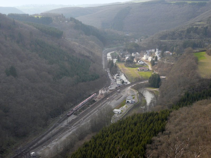 Das sind keine Luftaufnahmen vom Bahnhof Kautenbach, diese Fotos wurden vom Aussichtspunkt  Hockslay , einer Silikatfelsenformation hoch ber Kautenbach aufgenommen. Hier fhrt RB 3243 aus Wiltz in den Bahnhof ein. 17.04.08
