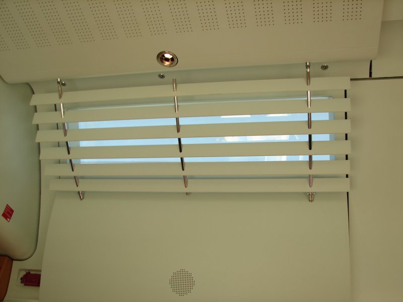 Das sind die kleinen Fenster das nur das BordRestaurant/BordBistro im ICE1 haben. Links sieht man noch die Notbremse und unten ein Lautsprecher f�r die durchsagen.