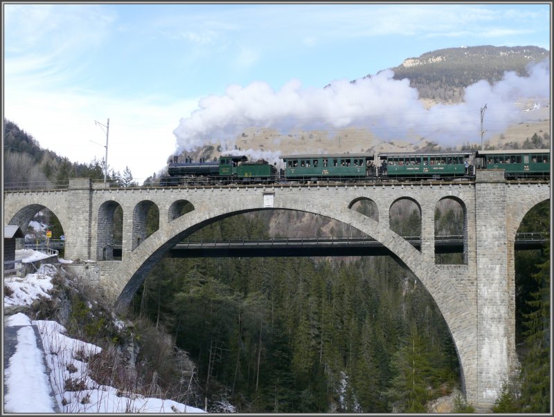 Das Soliser Viadukt kurz vor der gleichnamigen Kreuzungsstation ist mit 89m das hchste Brckenbauwerk der Rhtischen Bahn. Leider wird die Schnheit dieser Brcke durch die dahinterliegende Strassenbrcke etwas eingeschrnkt. G 4/5 immer noch auf Talfahrt nach Chur. (20.02.2008)