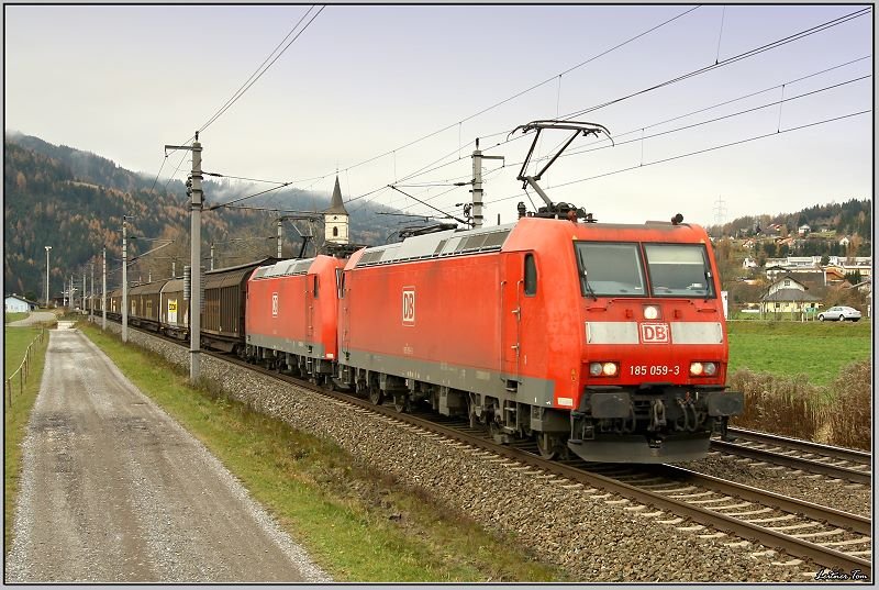 Das Sonntgliche 185er Tandem fhrt mit dem Papierleerzug 48939 von Wels nach Gratkorn.
Kammern 9.11.2008