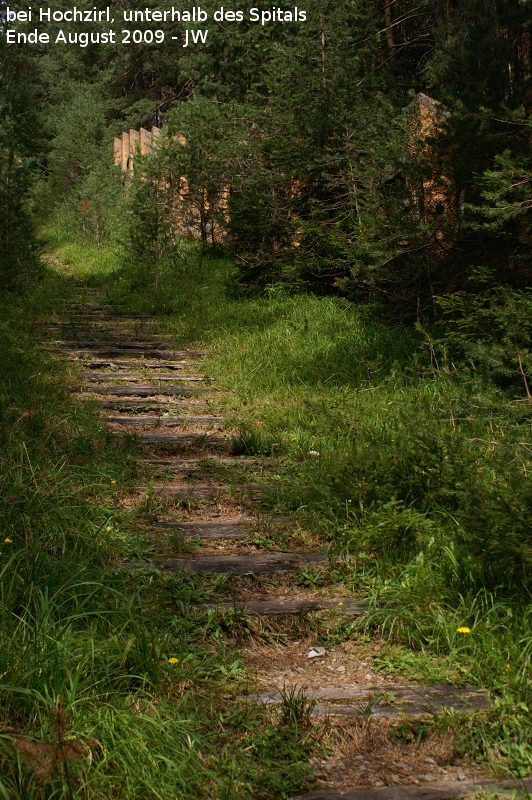 Das Spital in Hochzirl war fr�her durch eine Standseilbahn mit dem Bahnhof Hochzirl verbunden - ja der Bahnhof war der eigentliche Anla�, hier ein (Milit�r-)Spital zu errichten. Heute karrt man Neurologiepatienten �ber etliche Kehren auf einer einspurigen Stra�e von Zirl herauf. Ich habe die bizarren Vorg�nge hier schon einmal in einem l�ngeren Bildtext geschildert, http://www.bahnbilder.de/name/einzelbild/number/93226/.html hei�t das Bild. Hier kann man noch die alten Schwellen innerhalb der fr�heren Spitalsmauer erkennen. Ende August 2009 kHds