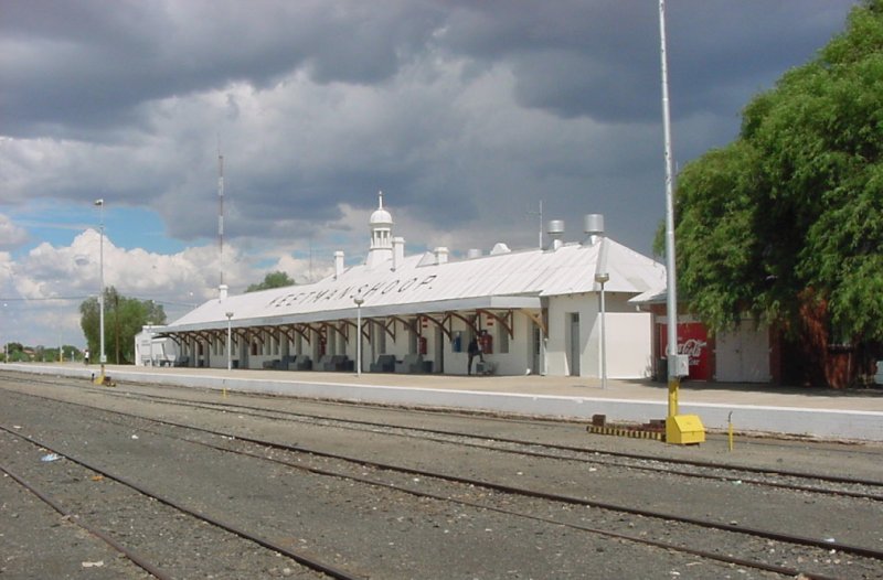 Das stattliche Bahnhofgebude von Keetmanshoop erzhlt von glorreichen Zeiten, als die Passagiere der Personenzge noch privilegierte Reisende waren. Die Stadtveraltung hlt das Erbe hoch und hat den Bahnhof vorbildlich restauriert. 24. Mai 2006.