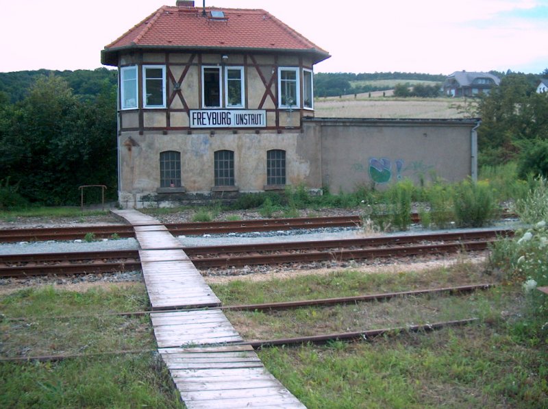 Das Stellwerk B1 am 26.07.2007 im Bahnhof Freyburg.