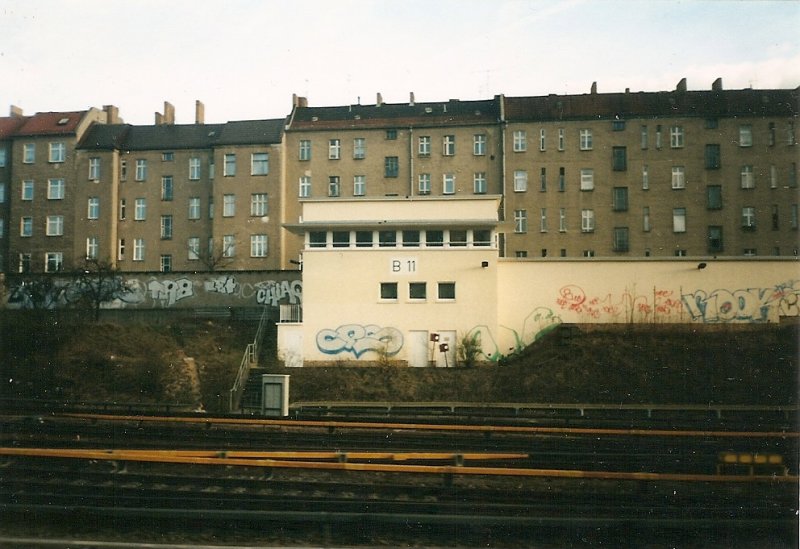 Das Stellwerk B11 zwischen Berlin Lichtenberg und Berlin Friedrichsfelde fotografierte ich im Mrz 1998 aus dem Zug.