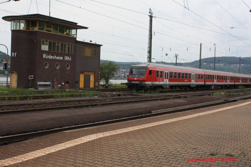 Das Stellwerk in R�desheim ist ein Einheitsstellwerk errichtet 1920 – 30 und war zu dieser Zeit mehrfach an Bahnstrecken vorzufinden. Die Architektur ist schlicht, mit dem gewissen Etwas der Bauhauszeit.