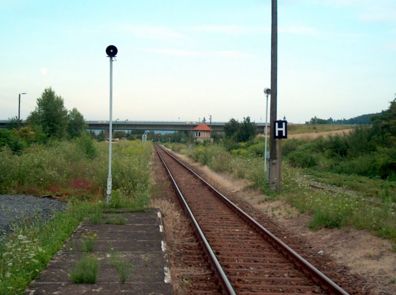Das Streckengleis der Unstrutbahn am 26.07.2007 im Bahnhof Freyburg. Im Hintergrund erkennt man das sich noch im Betrieb befindliche Stellwerk B1.