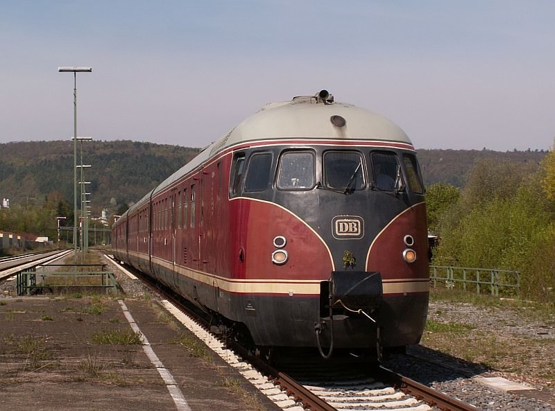 Das  Stuttgarter Rssle  fhrt in den Bahnhof Bad Mergentheim ein. Das Foto stammt vom 27.04.2008 