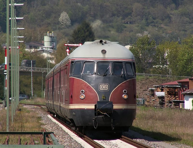 Das  Stuttgarter Rssle  fhrt in den Bahnhof Bad Mergentheim ein. Das Foto stammt vom 27.04.2008 