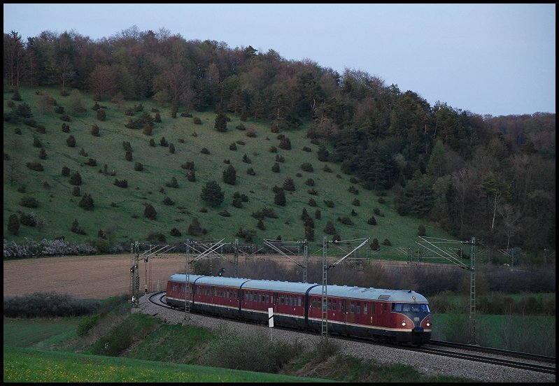 Das Stuttgarter Rssle ist unterwegs nach Stuttgart. Aufgenommen am spten Abend des 01.Mai 2008 bei Urspring.