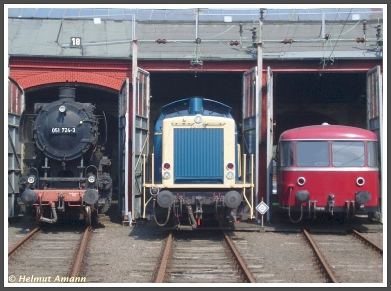 Das S�dwestf�lische Eisenbahnmuseum in Siegen beging am Wochenende 16./17.08.2008 ein Lokschuppenfest. Auf diesem Bild vom 17.08.2008 stehen 051 724, 212 372 und 998 172 in den Toren des Lokschuppens vom ehemaligen Bahnbetriebswerk Siegen. 