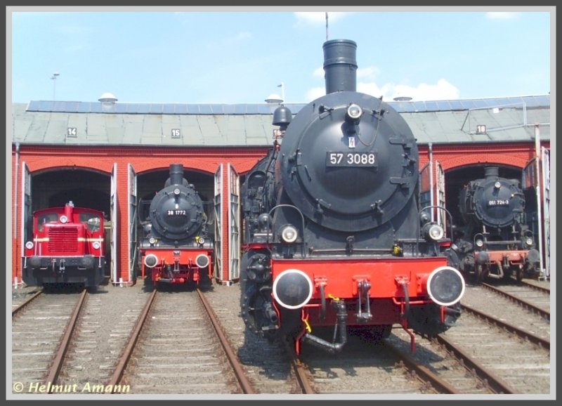 Das S�dwestf�lische Eisenbahnmuseum in Siegen veranstaltete am Wochenende 16./17.08.2008 sein j�hrliches Lokschuppenfest. Diese Aufnahme vom 17.08.2008 zeigt 38 1772, 57 3088 und 051 724 im Lokschuppen des ehemaligen BW Siegen und jetzigem Eisenbahnmuseum. Die Loknummer der K�f im Bild links konnte ich bisher leider nicht in Erfahrung bringen, eventuell weiss einer der Kolleginnen und Kollegen, um welche Lok es sich handelt dann bin ich f�r jeden Hinweis dankbar.