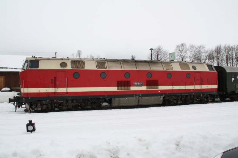 Das  Super U-Boot  119 158-4 am 28.02.09 im Bahnhof Cranzahl. Man erkennt die im AW-Chemnitz modernisierte Lok sofort an den beiden Lftungsgitter links und rechts des Lokschildes.