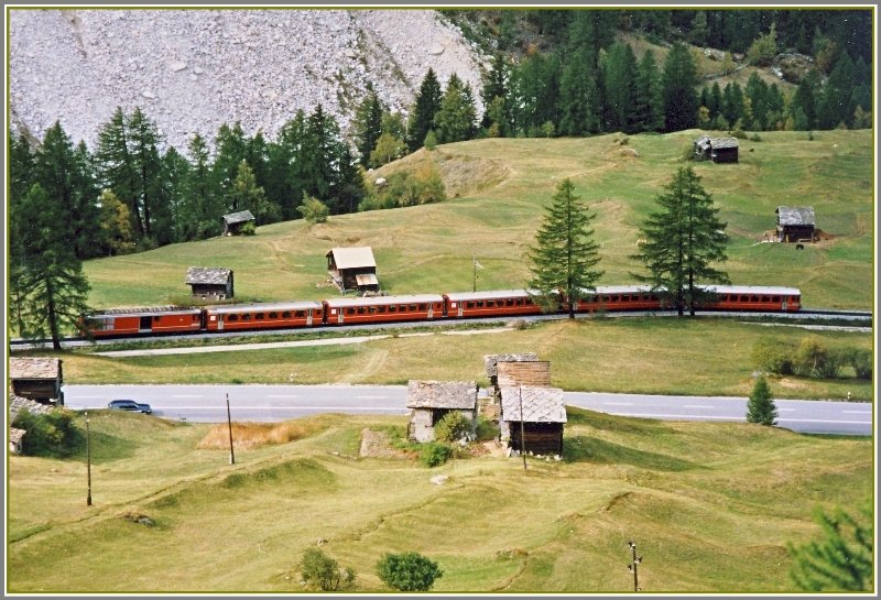 Das Tobel, die Huser unterhalb der Strasse und die Bahn wurden vollstndig begraben. In Rekordzeit von nur zwei Monaten wurden eine neue Strasse und ein neues Bahntrassee erstellt. Seit dem Bergsturz gibts jetzt talwrts nach Randa eine Gegensteigung mit Zahnstange, bevor die Strecke wieder fllt und in einem weiten Bogen den riesigen Schuttkegel umfhrt. (07/90)