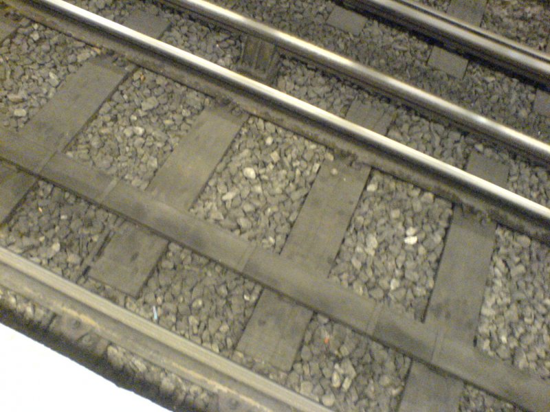 Das Trassee auf der Linie 12. Sichtbar sind Schienen und die Stromschiene. Die Zge auf dieser Linie sind nicht mit Gummireifen ausgerstet. 