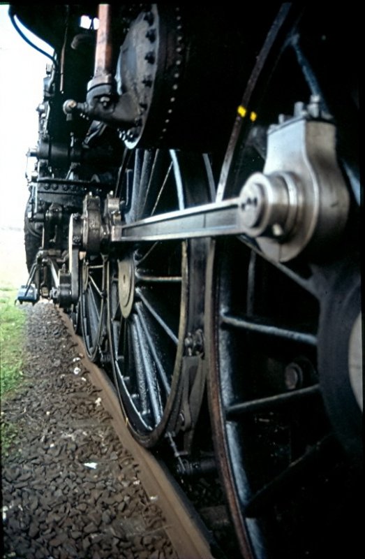 Das Triebwerk der 18 457. Auffllig sind die sehr zierlichen Treibstangen. Bw Limburg anno 2000