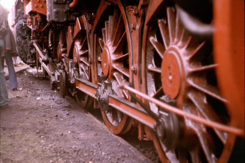 Das Triebwerk von 45 010. Ein schon fast verwirrendes Rderwerk.