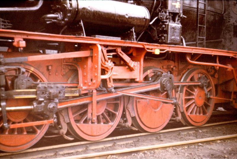 Das Triebwerk einer 55er. Die 5er-Lok 55 5555 war brgens lange Jahre in Frankfurt-Hchst beheimatet. Niedermendig 1973