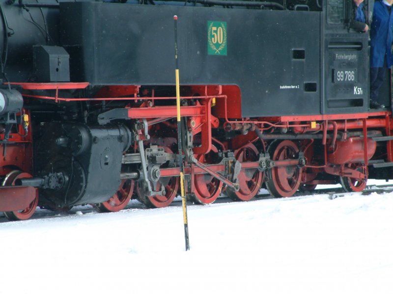 Das  Triebwerk  von Lok 99 786 am 13.02.2005 in Oberwiesenthal.