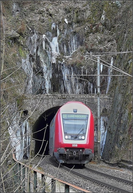 Das Tunnelportal in Goebelsmhle ist von Eiszapfen umrahmt, als am 01.02.09 der Steuerwagen 008 den Tunnel verlsst. (Jeanny)