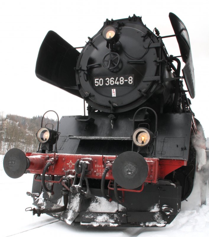 Das typische Reko-Lok Gesicht von 50 3648-8 am 14.02.09 in Bahnhof Annaberg-Buchholz Sd. Auch der Schneepflug steht ihr gut.