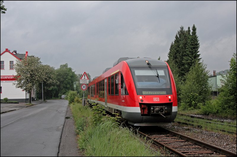 Das  typische  Sauerlnder Wetter ist wieder da, als 648 614 bei Horlecke als RB54 (RB 29453)  Hnnetalbahn  von Frndenberg nach Neuenrade unterwegs ist. (17.05.2008)
