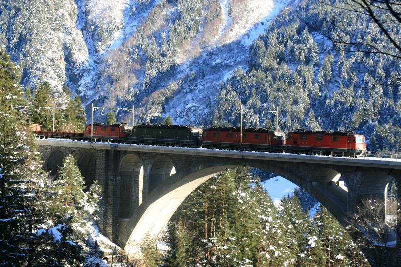 Das bertrifft selbst kanadische Verhltnisse! Vierfachtraktion bestehend aus zwei Re 6/6 und zwei Re 4/4 auf der Mittleren Meienreuss-Brcke. Talwrtsfahrend wird da sicher guter Strom in das Netz gespeist; 08.12.2008