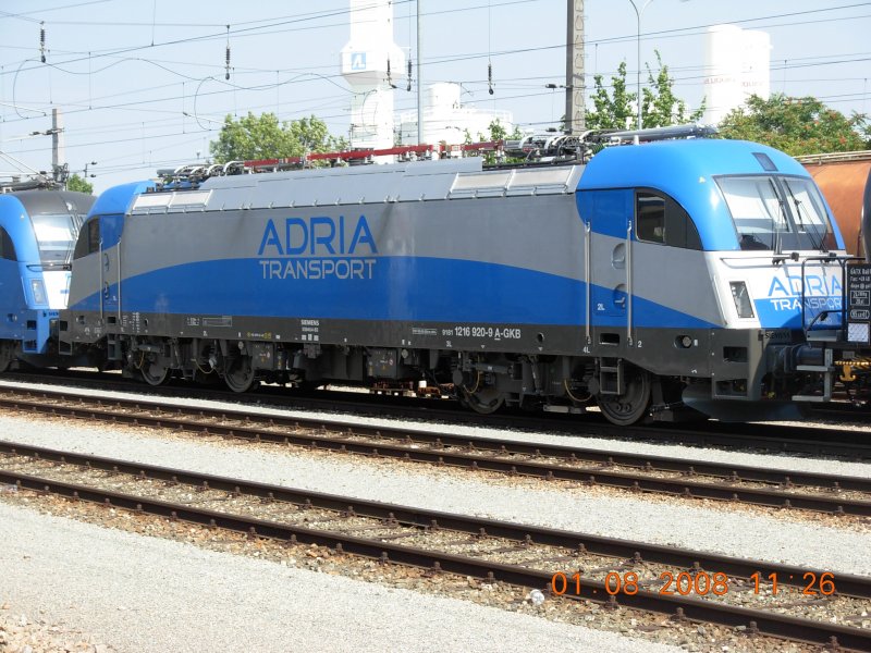 Das Unternehmen Adria Transport verwendet seit kurzer Zeit die Taurus-Lok fr ihre Gtertransporte. Hier ist das Fahrzeug 1216 920-9 im Bahnhof Schwechat vor einem Leer-Kerosinzug zu sehen; aufgenommen am 1.8.2008.